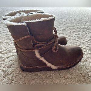 Ugg Luisa Brown Nubuck Bootie Boots 8.5 1012545 Hardly worn